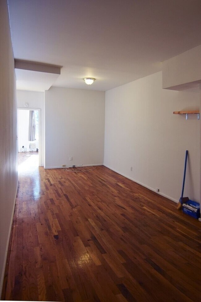 Building Photo - 252 Kingsland Ave