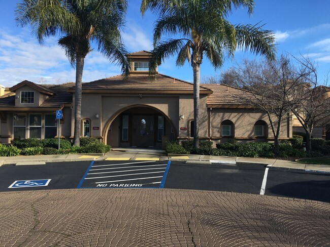 Building Photo - 5350 Dunlay Dr