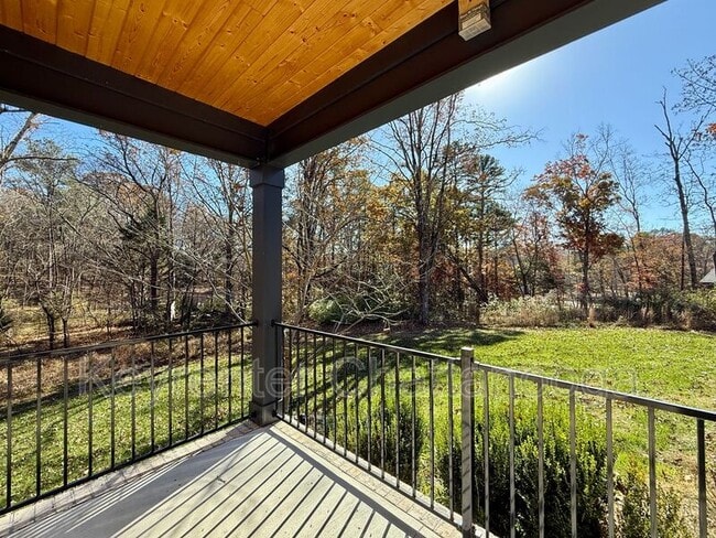 Building Photo - 8925 Pine Ridge Rd