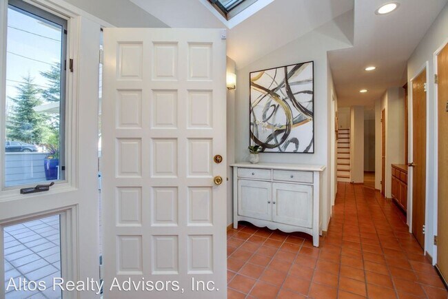 Building Photo - 5 br, 3.5 bath House - 1460 Aura Way