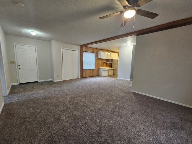 Building Photo - NE 3 bedroom 1 bath, no stairs, 2 stall garage. Near Hyvee