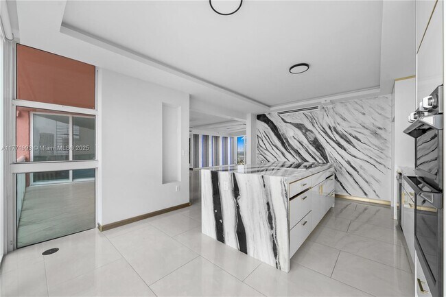 Building Photo - 3370 Hidden Bay Dr