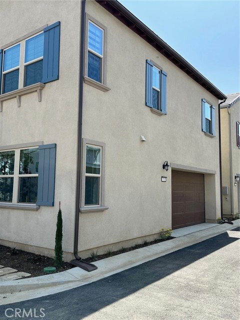 Building Photo - 533 Embrook Way
