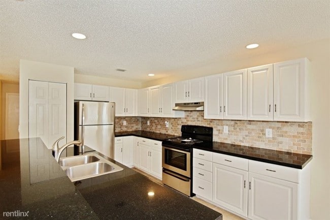 Building Photo - 200 La Costa Cir