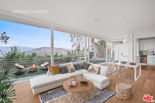 Foto del edificio - 7326 Pacific View Dr