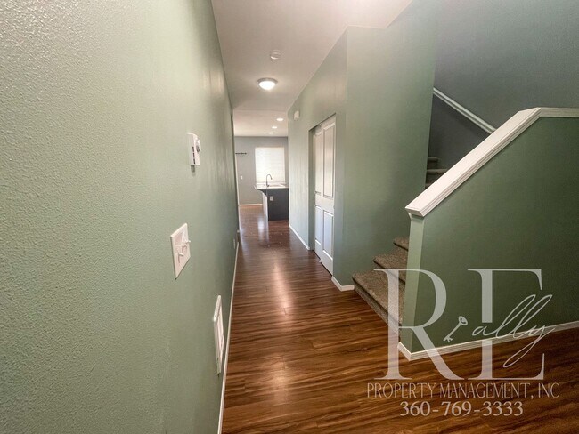 Building Photo - Spacious 3 bedroom