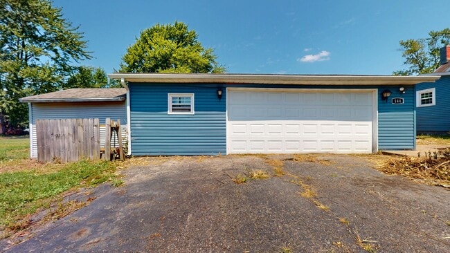 Building Photo - Large home in Galion Schools