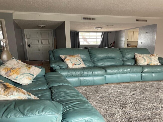 Building Photo - 200 Country Club Dr