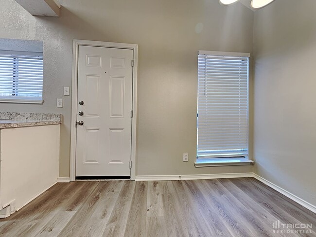 Building Photo - 906 Sylvan Creek Dr