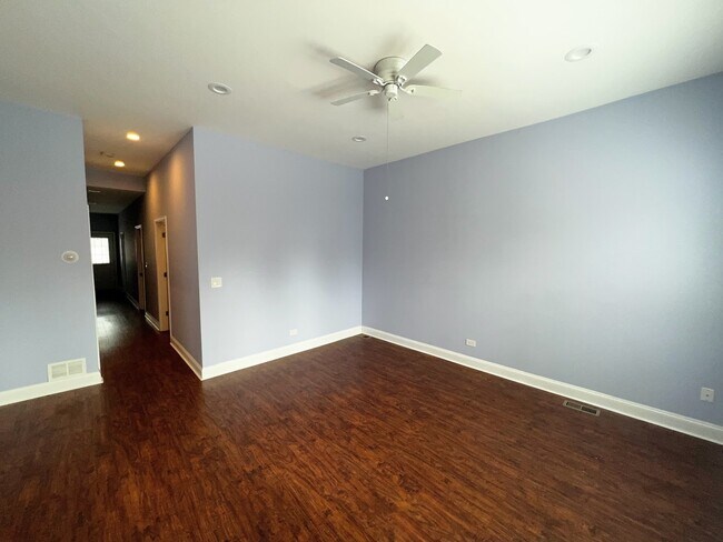 Building Photo - 726 W 47th Pl