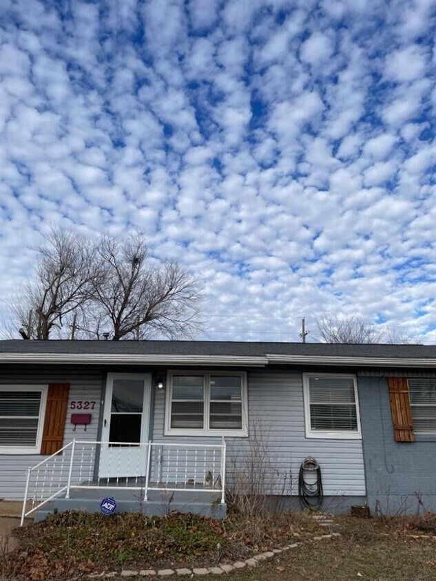 Primary Photo - 5327 NW Oak Ave