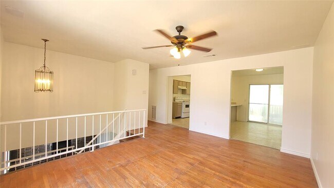 Building Photo - 3418 Meadowview Dr