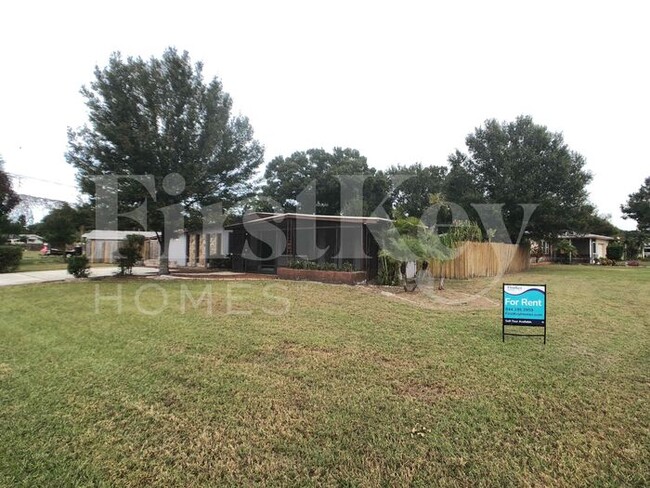 Building Photo - 8035 Robin Rd