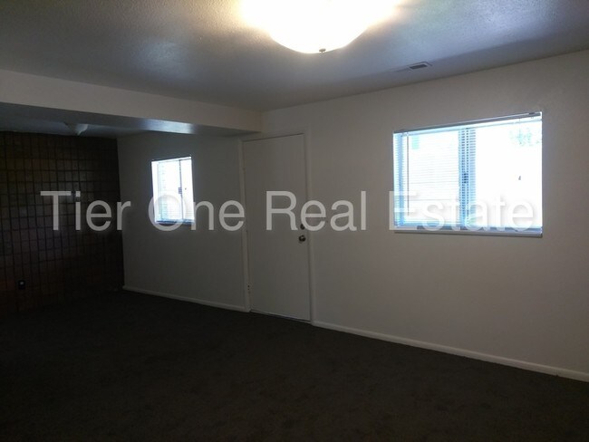 Building Photo - 674 W Le Bon Cir