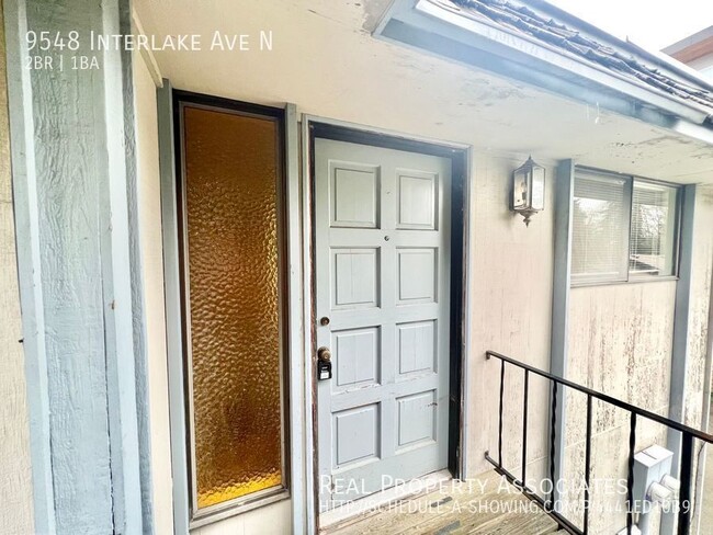Building Photo - Great Natural Light! Large 2 Bedroom in Du...