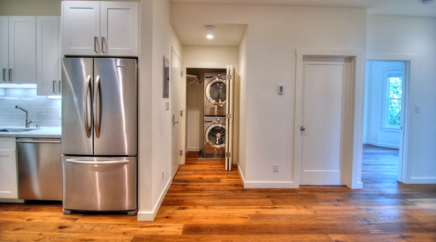 Primary Photo - Renovated 2bed/1bath Apartment, Laundry in...