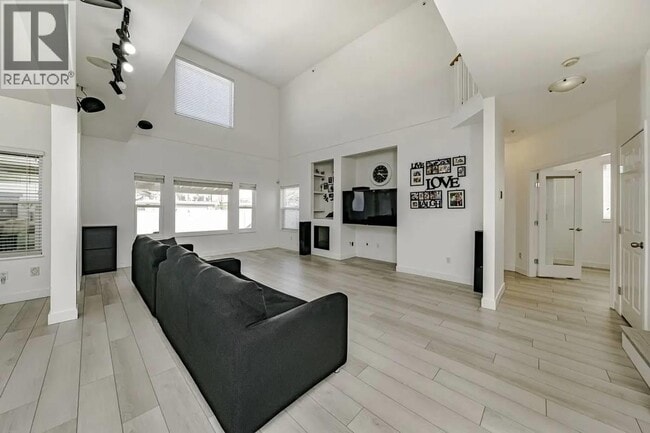 Building Photo - 1096 Riverside Dr