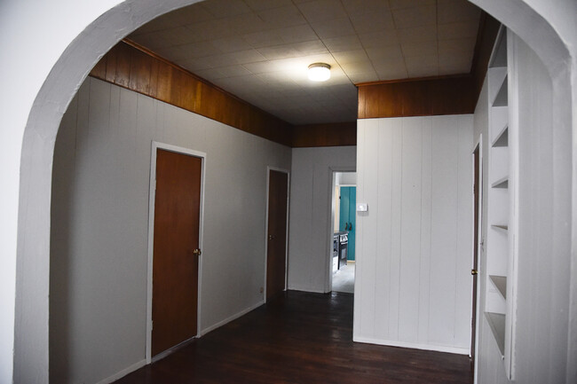 Large Hallway with large closet, tall ceilings - 705 W Park St