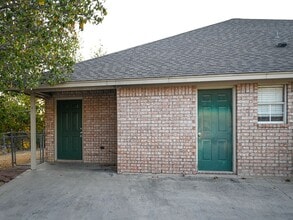 Building Photo - 606 N Sewell Dr