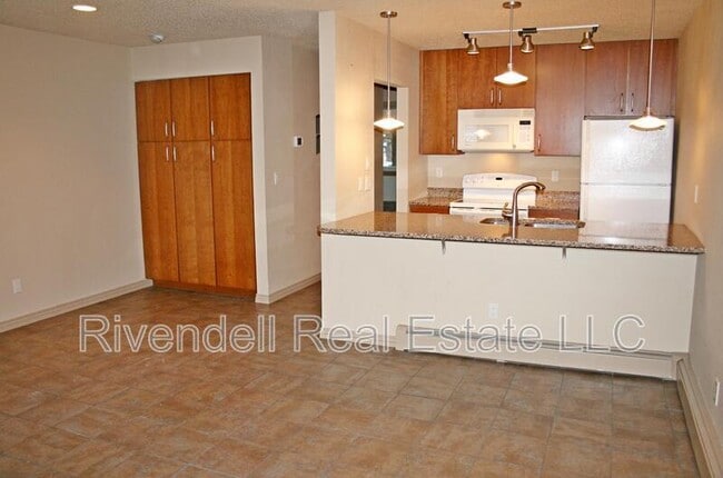 Building Photo - 532 Oakwood Dr