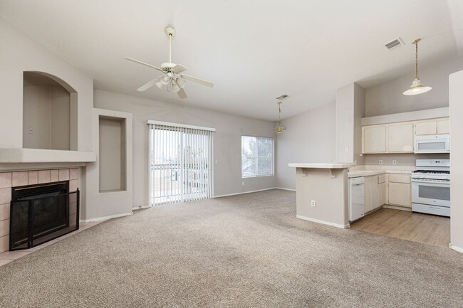 Foto del edificio - Two bedroom with two car garage in gated c...