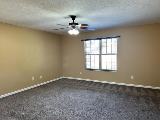 Building Photo - 1627 Maple View Way