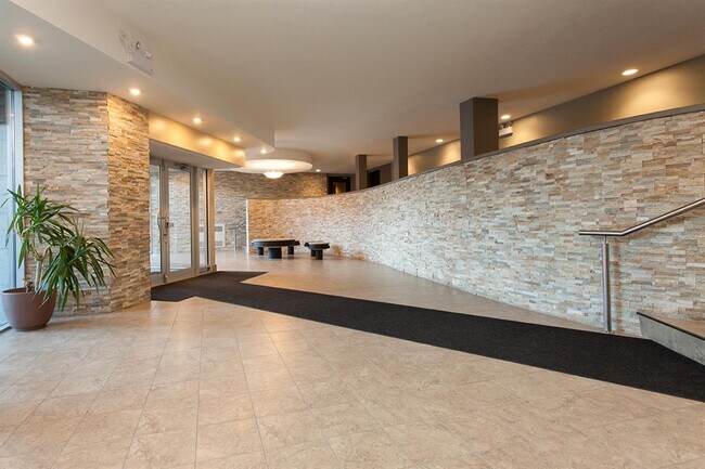 Photo du bâtiment - Stonecliffe Apartments