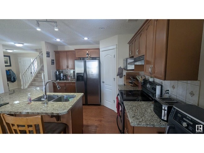 Photo du bâtiment - 4610-162A 162A Ave