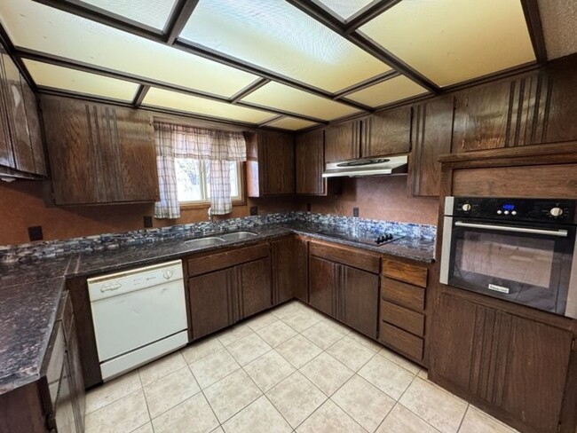 Building Photo - 3 bed 2 bath home for rent with wood floor...