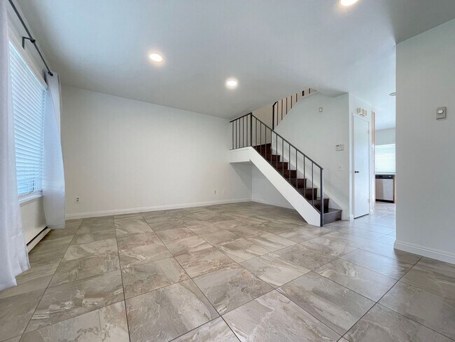 Foto del edificio - 3 Bed + 1.5 Bath + 2 Car Garage