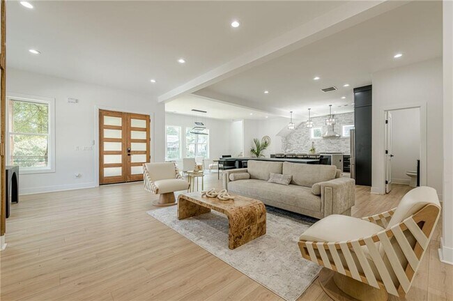 Foto del edificio - 34 Candler Rd NE