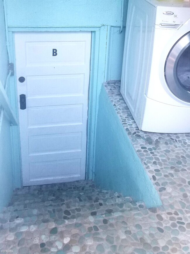 Building Photo - Studio, 1 bath Duplex - 219 North Shields ...