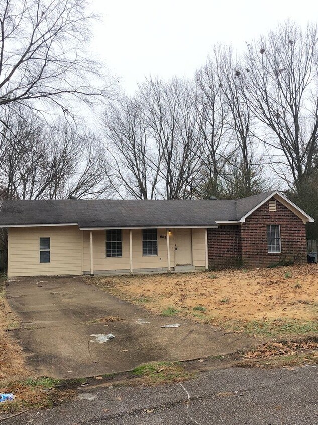 Primary Photo - Renovated 4 Bedroom 1.5 Bath Home for Rent!