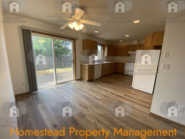 Building Photo - 545