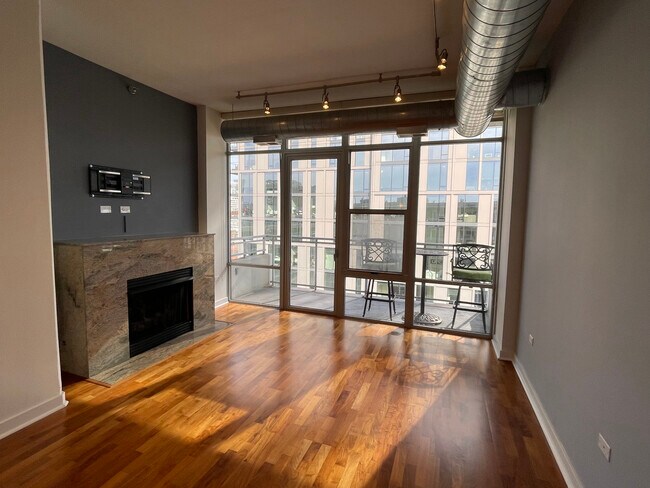 Living Room - 901 W Madison St