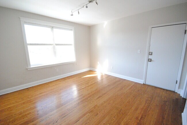 Building Photo - 1020 Oakview Pl