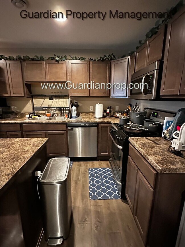 Foto del edificio - Lakeville End unit Town Home, Avail December, Two Car Garage, Dishwasher, W/D, 2.5 Baths