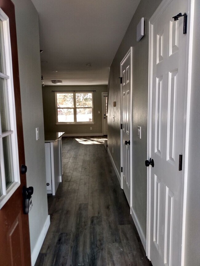 Foto del edificio - Beautifully remodeled 2 Bd/1.5 Ba townhome...