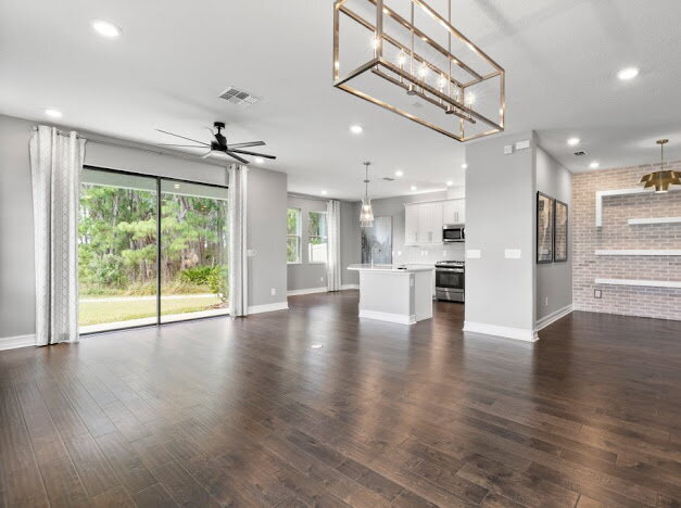 Building Photo - "Estancia 3-Bed Sanctuary with Granite Finishes and Scenic Views in Wesley Chapel"