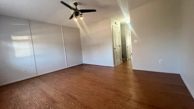 Building Photo - 411 Country Villa Ln