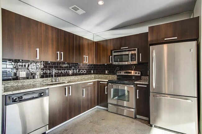 Foto del edificio - 1 Bed/2 Bath Condo with Garage / Pet-Friendly / Available Now!