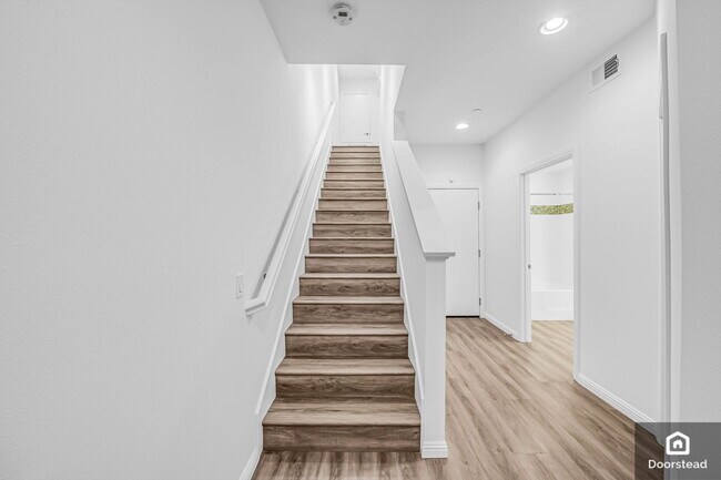 Building Photo - 365 S Glendora Ave