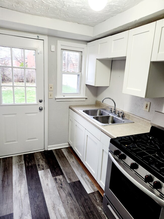 Building Photo - 1128 Shadycrest Dr