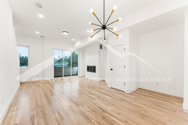 Foto del edificio - Beautiful Townhome with 2 Car Garage and C...