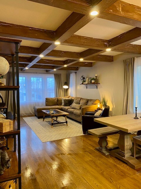 Foto del edificio - 4414 N Menard Ave