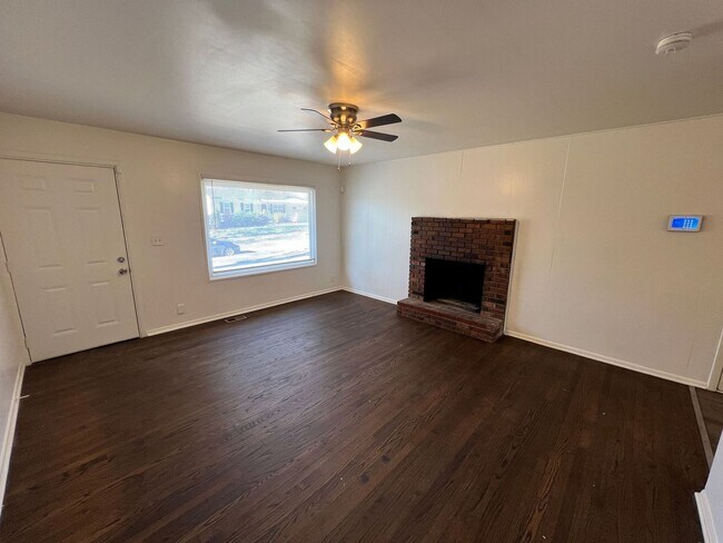 Foto del edificio - Spacious 3 Bedroom Home with Attached & Detached Garages