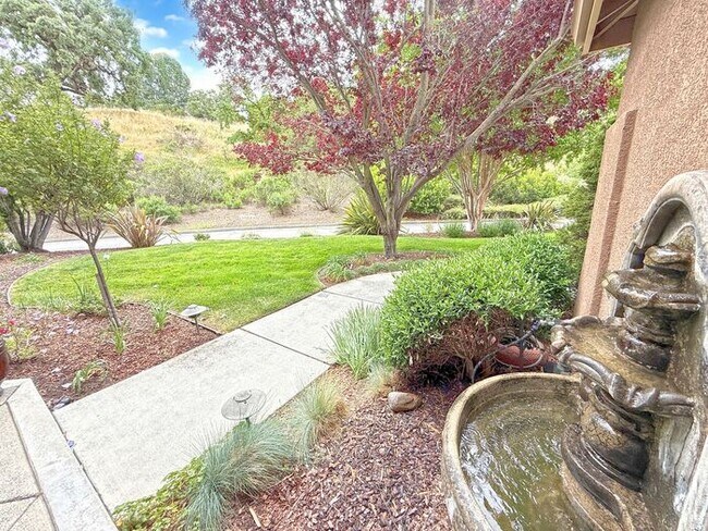 Building Photo - 5881 Capilano Dr