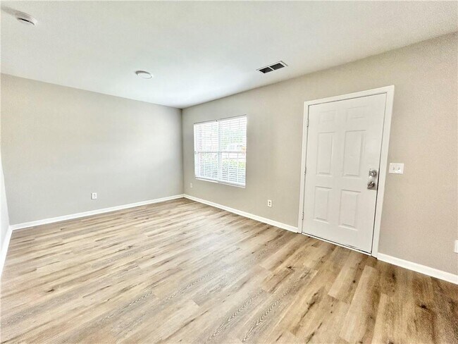 Foto del edificio - 736 Wheel House Ln