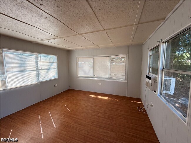 Foto del edificio - 8028 Breeze Dr