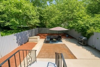Building Photo - 136 Ege Ave